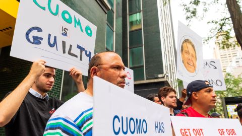 New York (United States), 04/08/2021.- Supporters of Republican mayor candidate Curtis Sliwa gather with signs calling on New York Governor Andrew Cuomo to resign, outside of his office in New York, New York, USA, 04 August 2021. Cuomo has come under intense pressure from local and national leaders in the Democratic Party to resign following the previous day release of a months-long investigation by the office of New York Attorney General Letitia James that determined Cuomo sexually harassed multiple current and former staff members. (Protestas, Estados Unidos, Nueva York) EFE/EPA/JUSTIN LANE