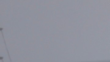 Carros por la Carretera 2 en Vega Alta, Puerto Rico, este martes en medio del impacto de Fred.