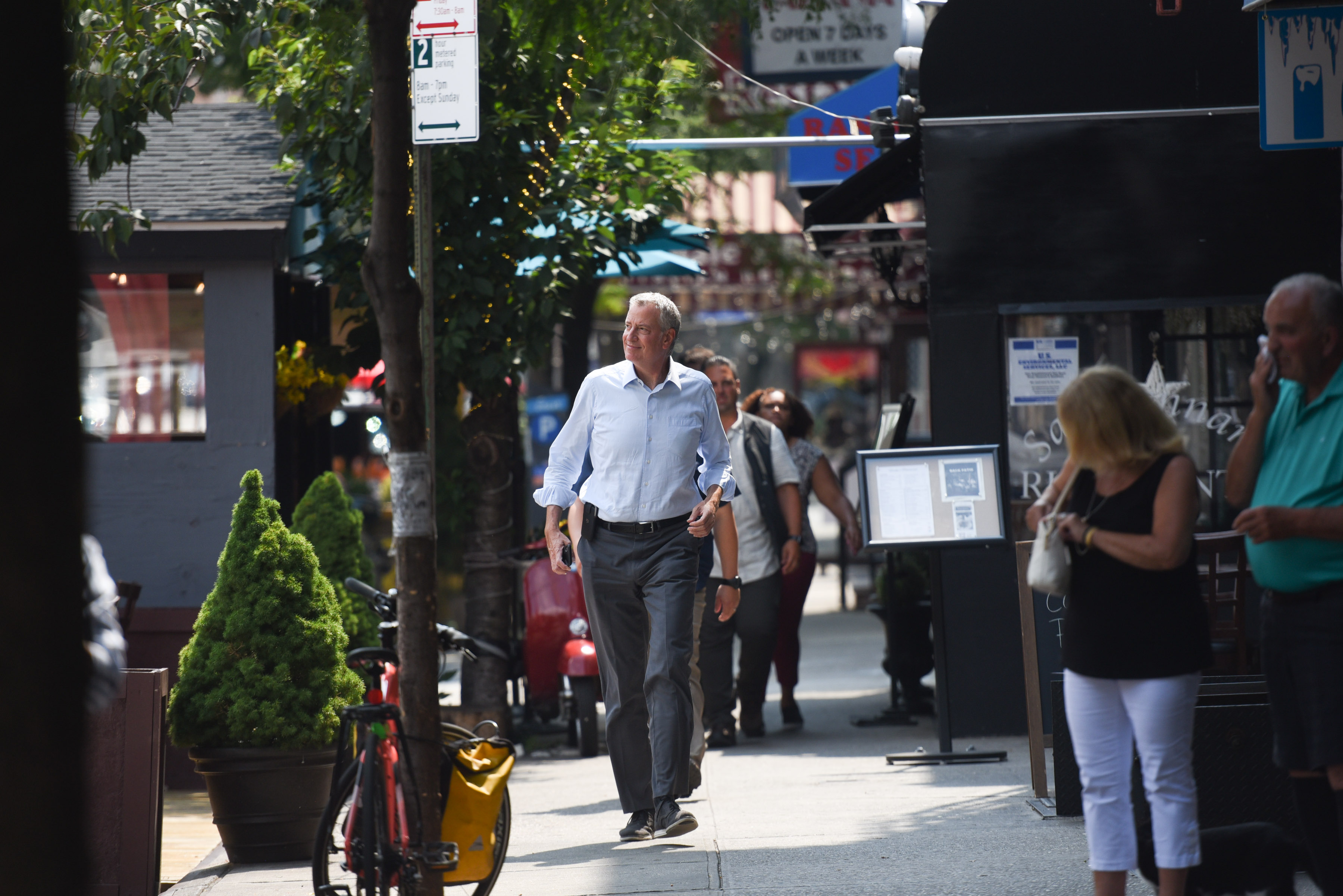 Arranca prohibición de ingreso de no vacunados a espacios interiores en NYC con educación antes de multas