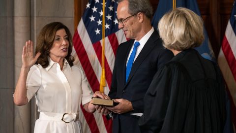 Hochul asumió el 24 de agosto de 2021 como gobernadora de NY.