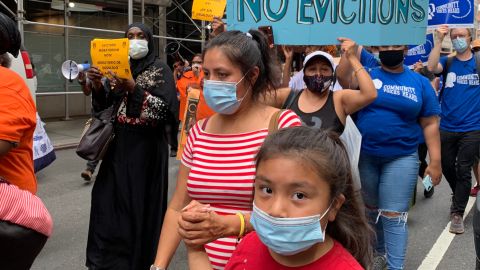 Inquilinos se tomaron calles de Manhattan exigiendo a la Gobernadora Hochul extender moratoria de rentas