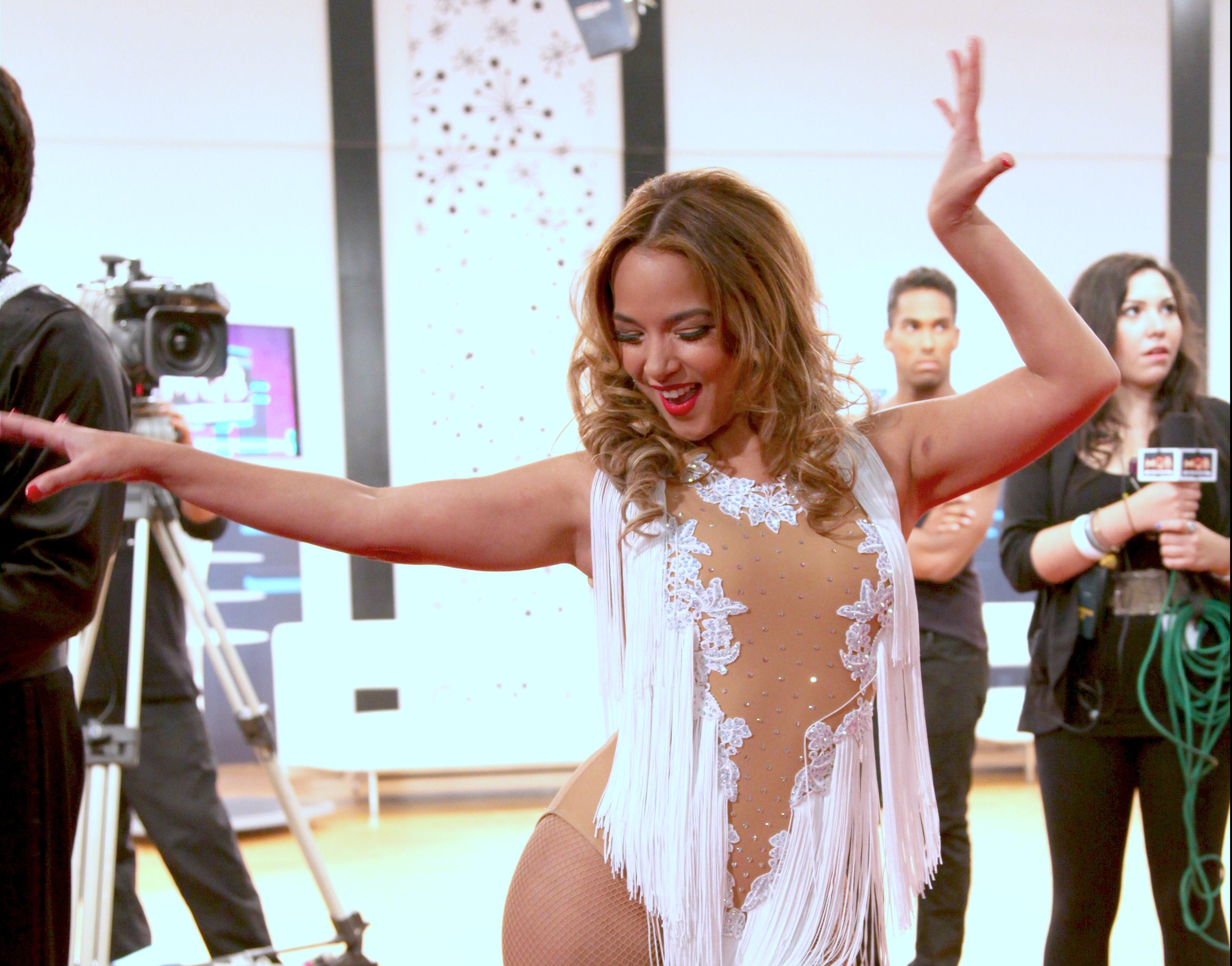 Adamari López parece volar pero en realidad es su nueva e impresionante destreza en el yoga