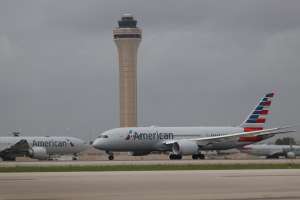 Aterrizaje de emergencia tras ataque de pasajero a azafata en vuelo AA de Nueva York a California