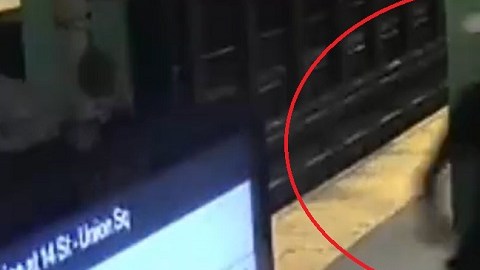 El NYPD dio a conocer el video de la salvaje agresión.