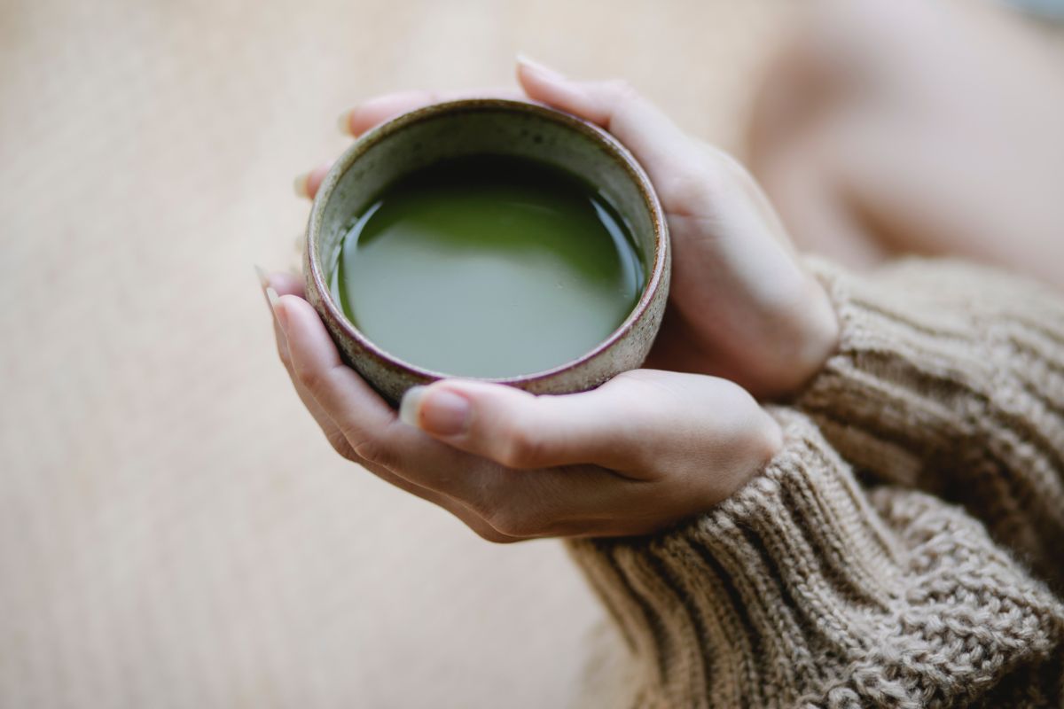 Las bebidas naturales como los licuados verdes, té de jengibre, menta y matcha, son un gran aliado para calmar la ansiedad.