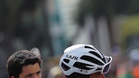 Primoz Roglic (d) conversa con el colombiano del Ineos Egan Bernal tras cruzar la meta de la décima etapa de la Vuelta a España.