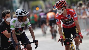 Primoz Roglic (d) conversa con el colombiano del Ineos Egan Bernal tras cruzar la meta de la décima etapa de la Vuelta a España.