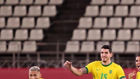 Dani Alves fue el primero en convertir su penal.