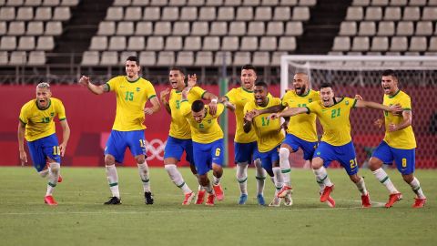 Dani Alves fue el primero en convertir su penal.