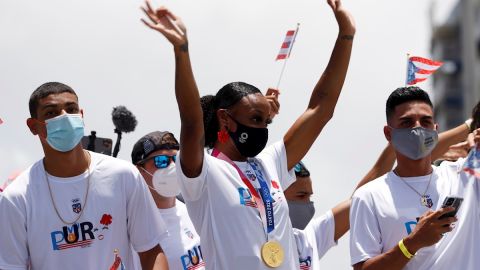 Jasmine Camacho-Quinn saludó a la gente que la esperaba para recorrer en caravana las calles, desde el Aeropuerto Internacional Luis Muñoz Marín, en Carolina, cerca de San Juan (Puerto Rico).