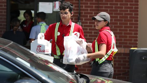 Chick-fil-A está batallando para contratar a la cantidad de trabajadores que necesitan para operar varias de sus sucursales.