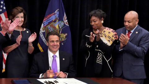 Personas clave en el futro del Gobernador Cuomo (centro): la vicegobernadora Kathy Hochul (izq.), la líder del Senado Andrea Stewart-Cousins (segunda izq.) y  el presidente de la Asamblea Carl Heastie.