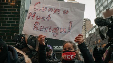 La presión para que el gobernador Andrew Cuomo renuncie aumenta en Nueva York.