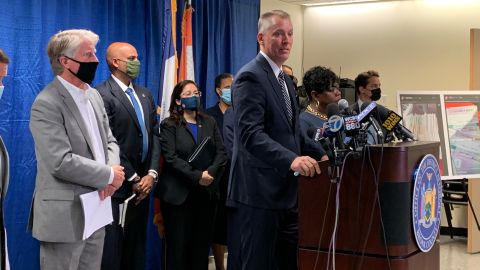 El comisionado del NYPD, Dermont Shea, la Fiscal del condado de El Bronx, Darcel Clark, y el Fiscal de Manhattan Cy Vance, durante su conferencia en El Bronx