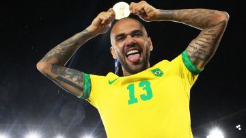 Alves mostró orgulloso su medalla dorada en Tokio 2020.