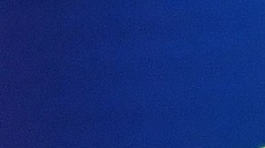 Novak Djokovic saca durante el partido contra Holger Rune.