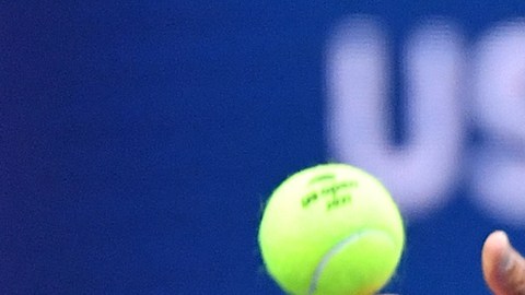 Novak Djokovic saca durante el partido contra Holger Rune.