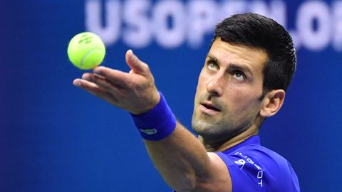 Novak Djokovic saca durante el partido contra Holger Rune.