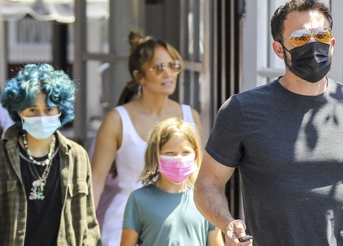 Strong new criticism for Emme while dining out with her mom Jennifer Lopez and Ben Affleck