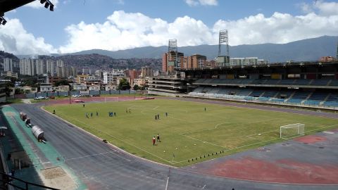 En el estadio Nacional Brígido Iriarte entrenan los atletas sin una pista en condiciones.