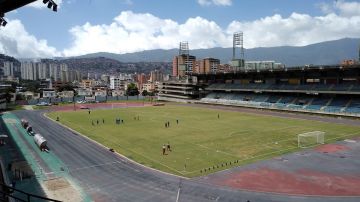 En el estadio Nacional Brígido Iriarte entrenan los atletas sin una pista en condiciones.