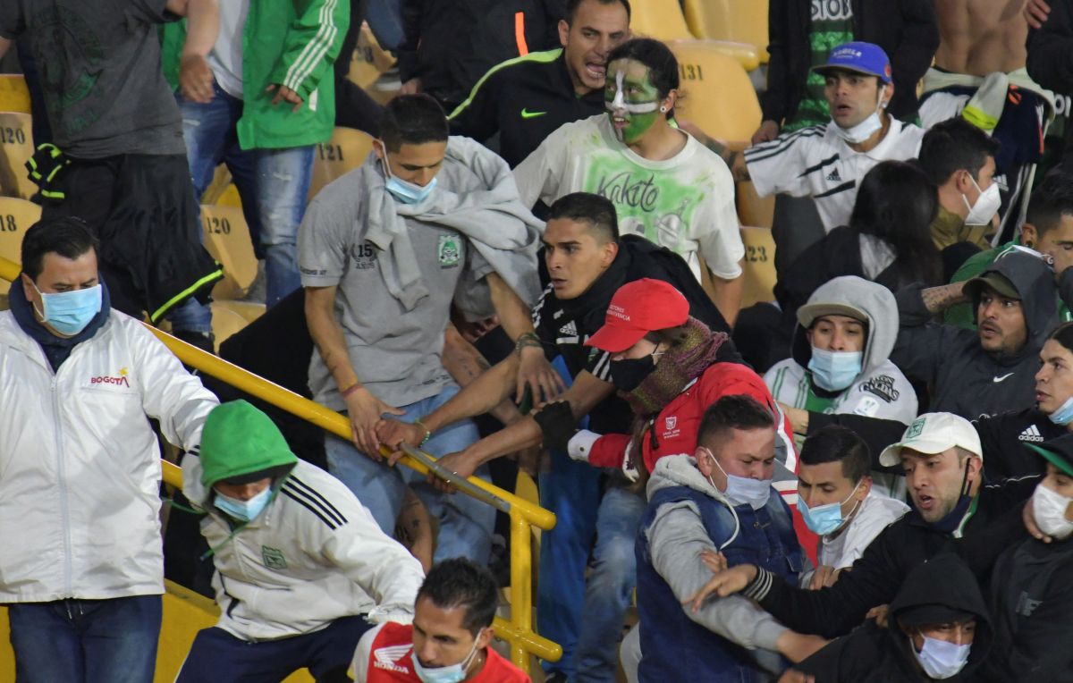 Colombian soccer cries: Atlético Nacional fans gave a creepy beating to a Santa Fe fan [Video]