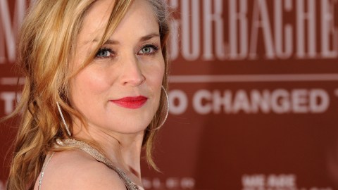 Sobrino de Sharon Stone muere tras ser hallado inmóvil en su cuna; tenía 11 meses.
