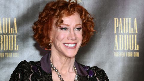 Kathy Griffin, comediante que posó con la cabeza decapitada de Trump, padece cáncer de pulmón