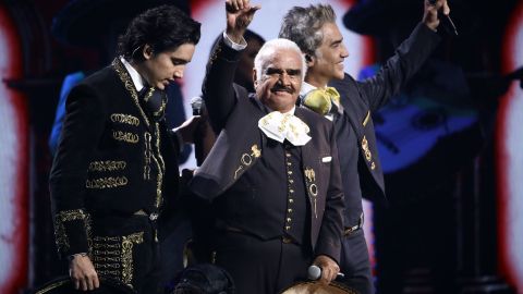 Vicente Fernández, junto a su "Potrillo" y su nieto, Alex.