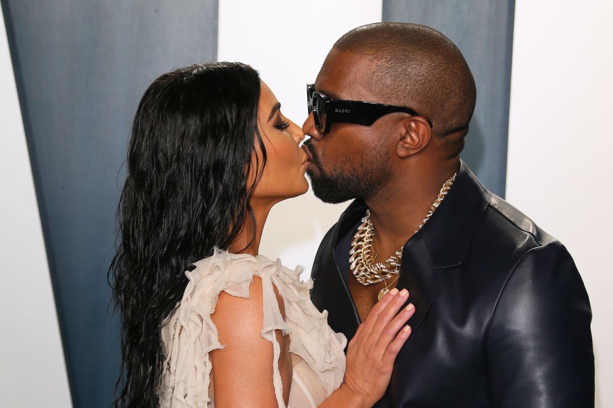 VIDEO: Kim Kardashian appeared in a wedding dress at the Kanye West concert