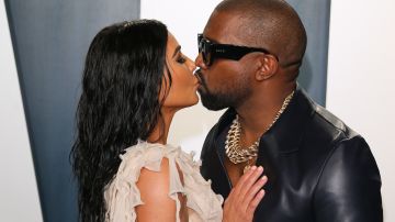 VIDEO: Kim Kardashian apareció vestida de novia en el concierto de Kanye West