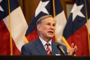 El gobernador de Texas ordenó a la Guardia Nacional detener a indocumentados