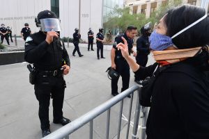 Activistas piden cargos contra policía de Los Ángeles que noqueó a hispano esposado en camilla