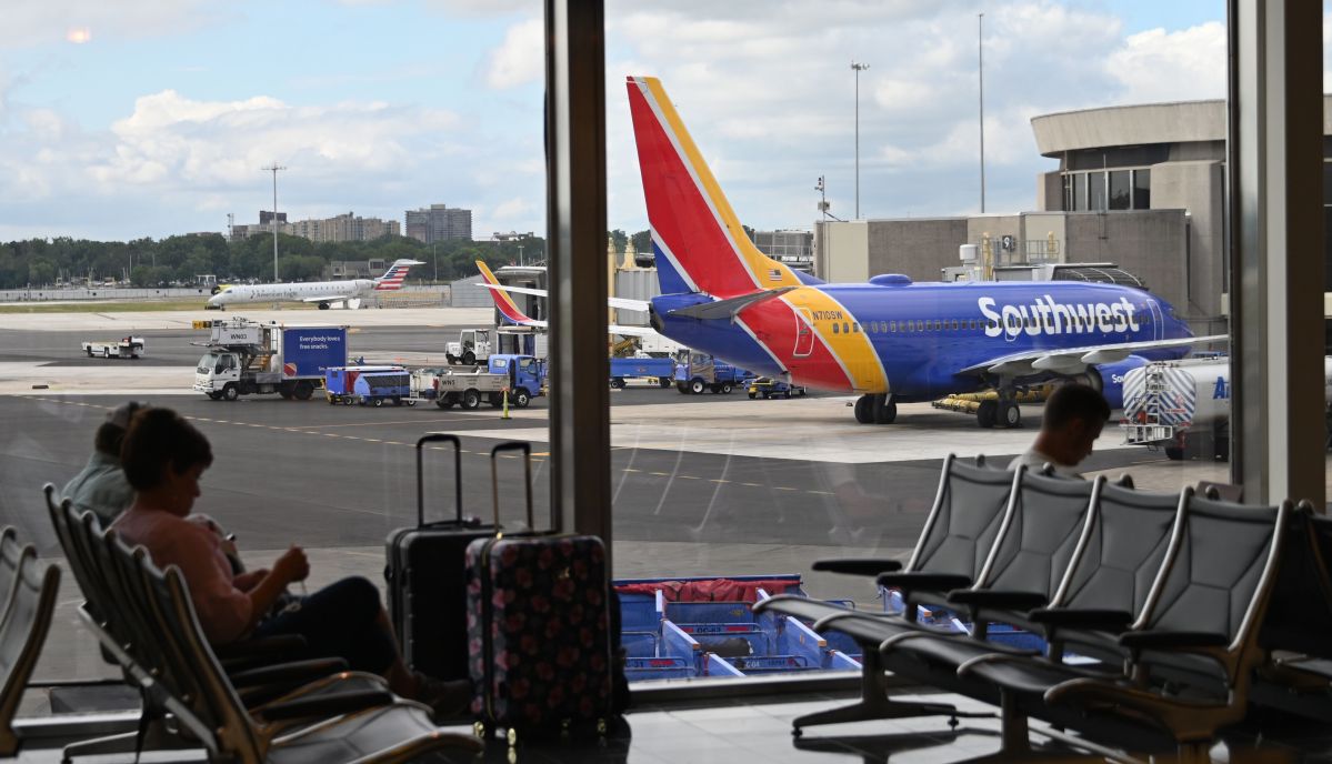 Mother and daughter are taken from Southwest Airlines plane by shouting for aisle seats