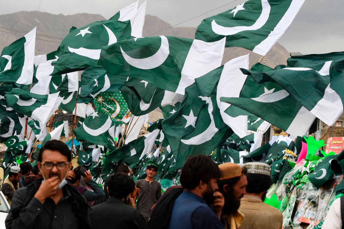 Venta de banderas de Pakistán en Quetta a días de la celebración de la Independencia de Reino Unido, el 14 de agosto.