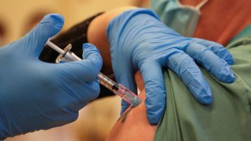Médicos presionan para que vacuna contra COVID-19 sea obligatoria en Estados Unidos