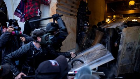 Los seguidores del movimiento MAGA atacaron a policías en el Capitolio.