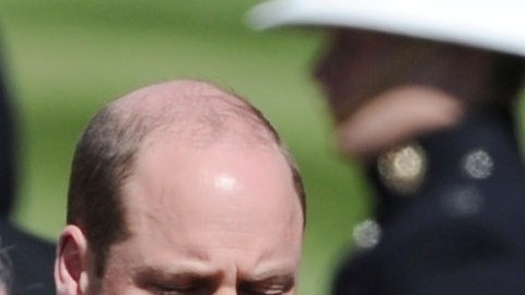 Príncipe Andrés, junto a sus sobrinos William y Harry, en el funeral de su padre, abril 2021.