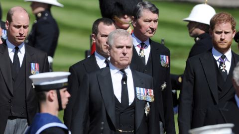 Príncipe Andrés, junto a sus sobrinos William y Harry, en el funeral de su padre, abril 2021.