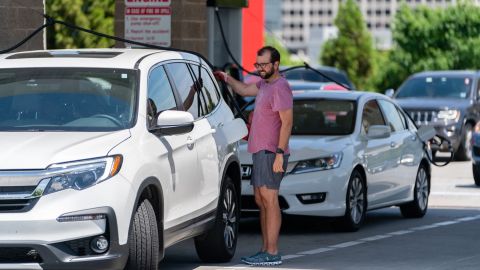 El precio de gasolina se ha incrementado en las últimas semanas y los consumidores buscan  opciones más económicas para llenar sus tanques.