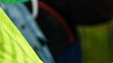 Por usar tarjetas de vacunación de COVID-19 falsas: multa de $5,000 dólares o cinco años de prisión