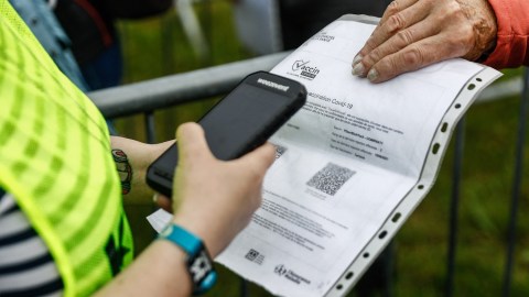 Por usar tarjetas de vacunación de COVID-19 falsas: multa de $5,000 dólares o cinco años de prisión