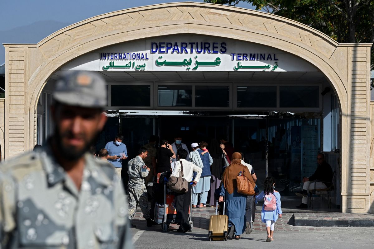 Pasajeros en el Aeropuerto Hamid Karzai, en Kabul, Afganistán.