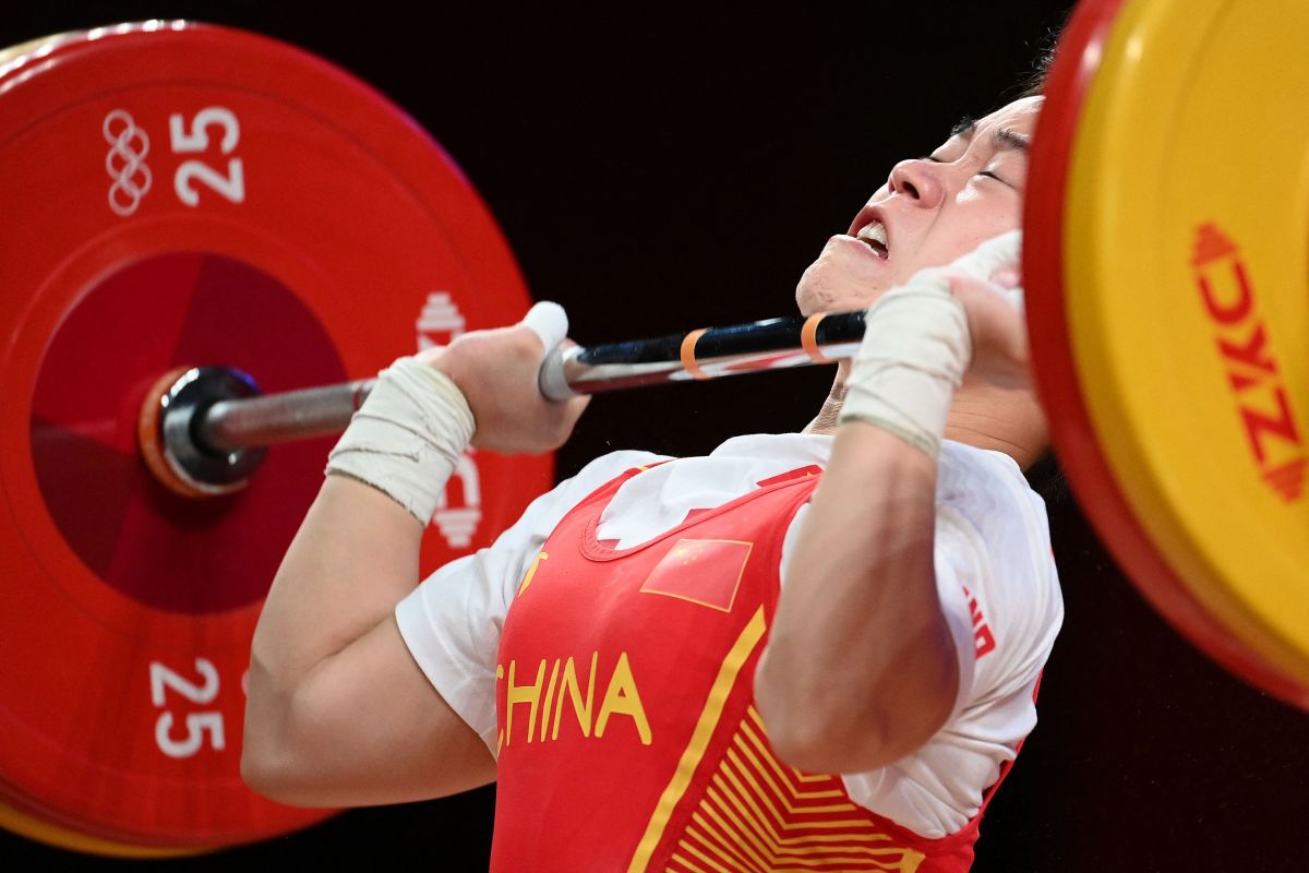 La deportista logró un récord olímpico al levantar 210 kilogramos.