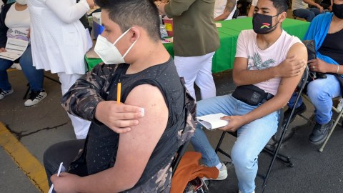 Jóvenes mexicanos acuden a vacunarse.