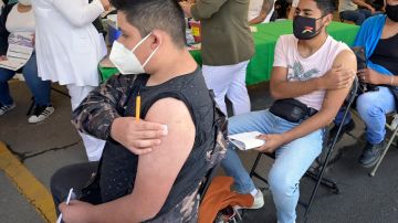 Jóvenes mexicanos acuden a vacunarse.