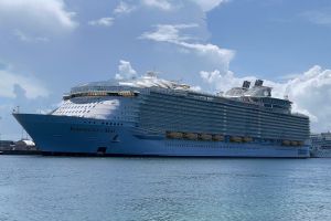 Investigan crucero de Royal Caribbean atracado en San Juan, Puerto Rico, por posibles casos de COVID-19