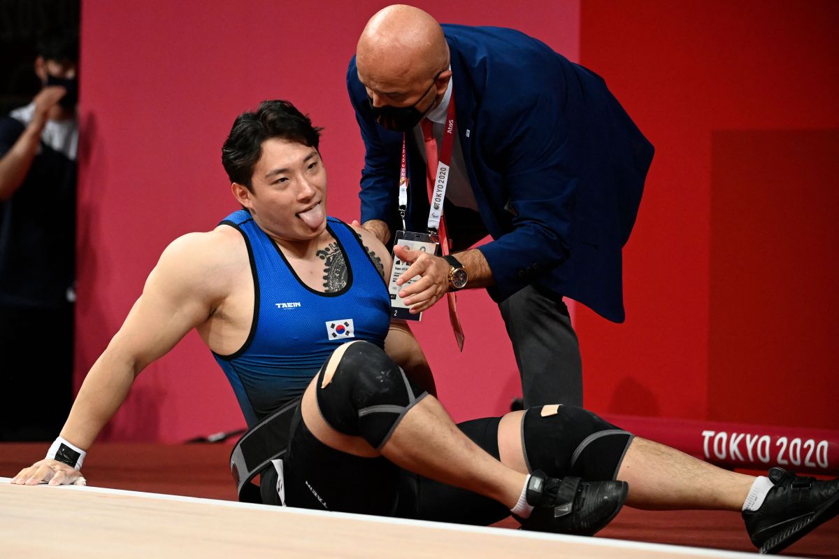 Videos: Weightlifting says goodbye to Tokyo 2020 with a faint and a world record