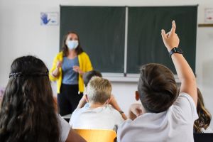 COVID: Maestra no vacunada se quitó la mascarilla para leer en una escuela primaria; infectó a la mitad de la clase y a los padres