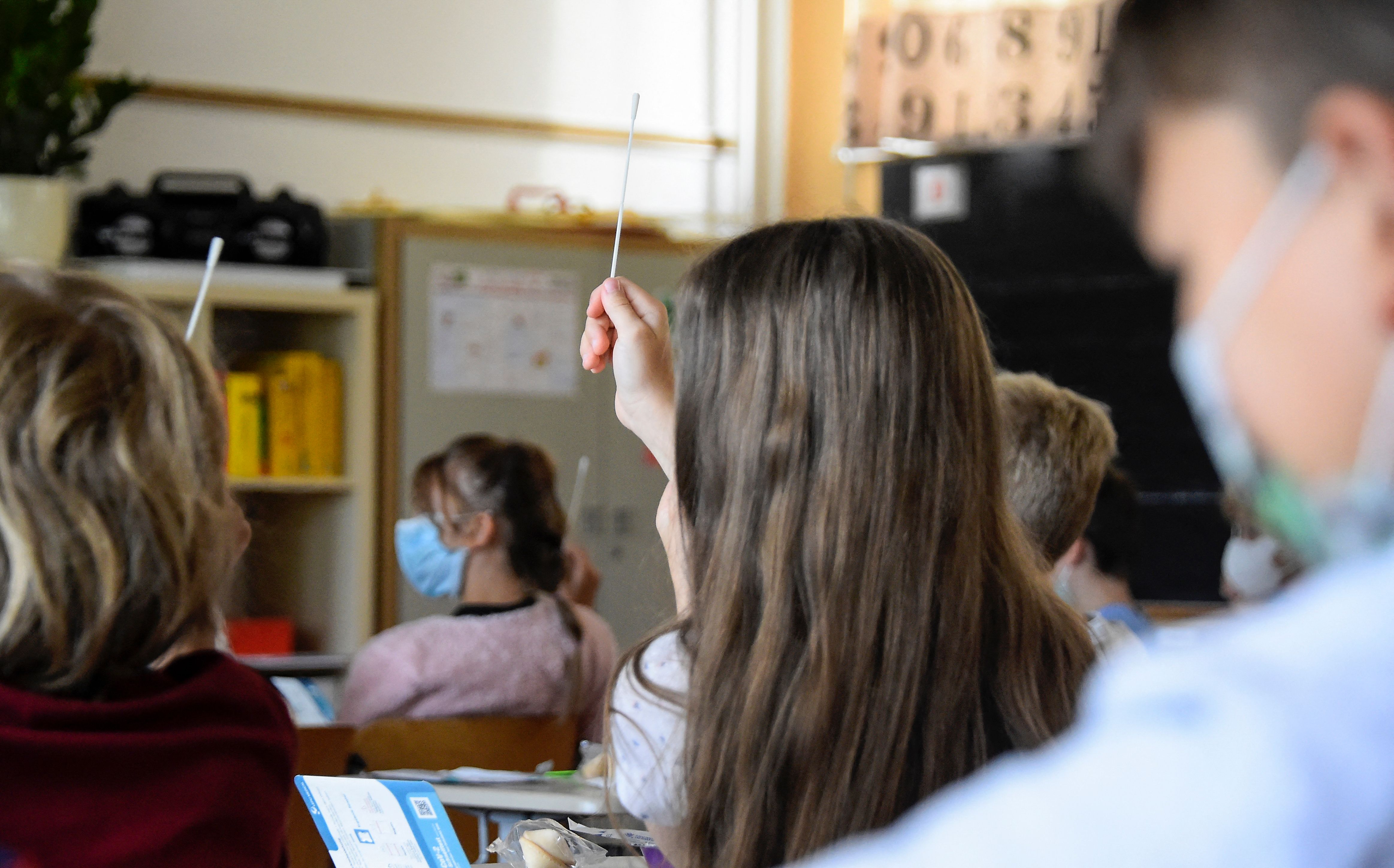 Mayoría de familias en EE.UU. apoyan mascarillas en aulas, pero se oponen a vacunación obligatoria contra el coronavirus